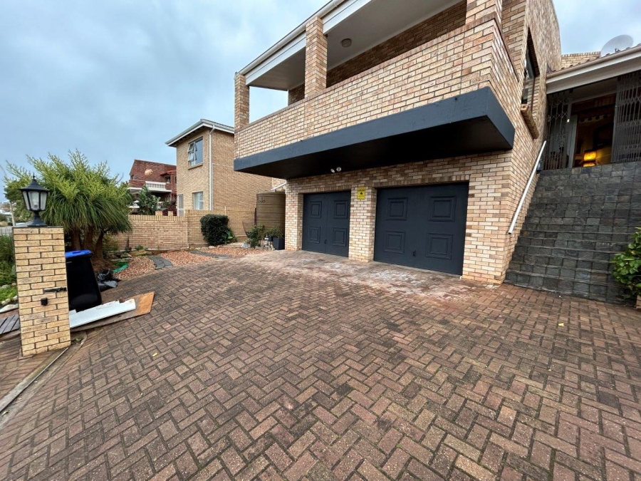 6 Bedroom Property for Sale in Wavecrest Eastern Cape
